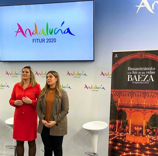 Raquel Morales (i), junto con la alcaldesa de Baeza, Lola Marín.