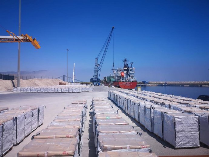 Graneles en el puerto de Carboneras