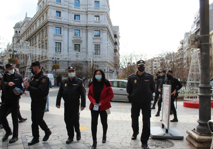 La subdelegada del Gobierno en Granada, Inmaculada López Calahoro, en el centro, con responsables de Policía Nacional