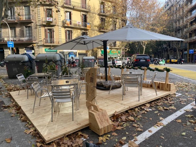 Barcelona prueba una tarima de madera para mejorar el diseño de las terrazas en la calzada