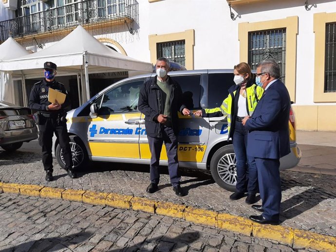 Entrega del vehículo al Ayuntamiento de Dos Hermanas