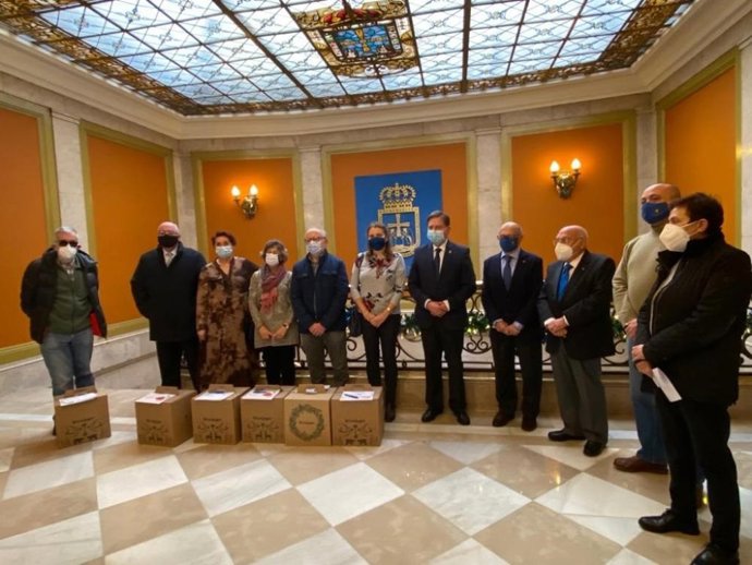 Alfredo Canteli entrega las cestas de Navidad de la Hermandad de Donantes de sangre de Asturias