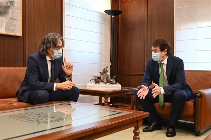 El nuevo fiscal superior de CyL (I) y el presidente de la Junta (D).