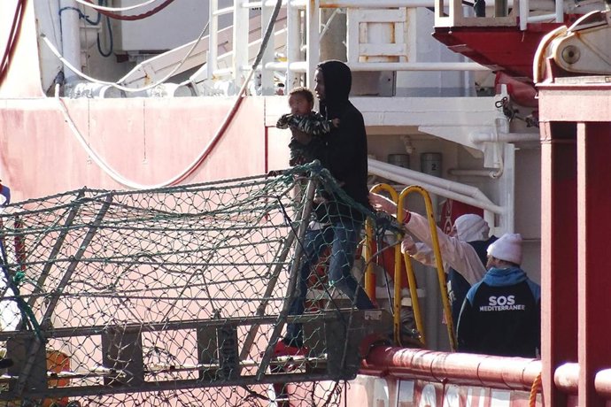 Migrantes desembarcan del 'Oceaan Viking' en Taranto
