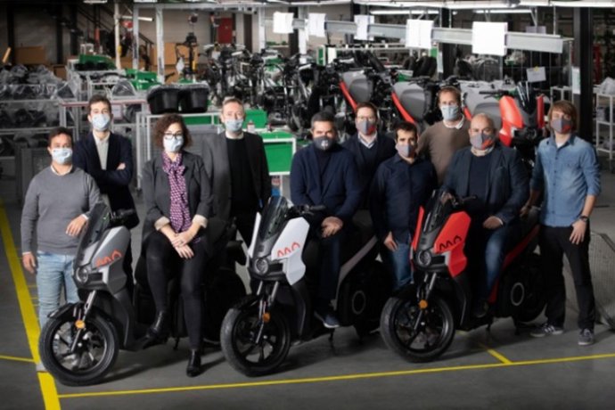 El equipo de Seat MÓ en la fábrica de Silence en Sant Boi de Llobregat (Barcelona).