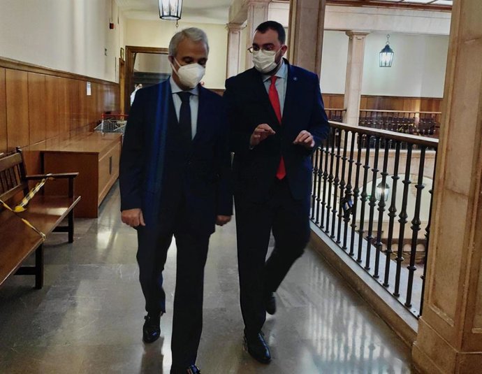 El presidente del TSJA, Jesús María Chamorro, junto al presidente del Principado de Asturias, Adrián Barbón.