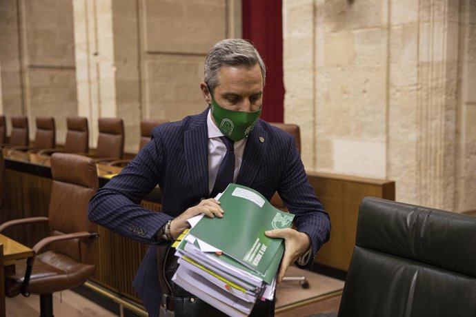 El consejero de Hacienda, Juan Bravo, a su llegada al pleno para el Debate de totalidad del proyecto de Ley de Presupuestos de la Comunidad Autónoma de Andalucía para 2021. En el Parlamento de Andalucía, Sevilla (Andalucía, España), a 18 de noviembre de