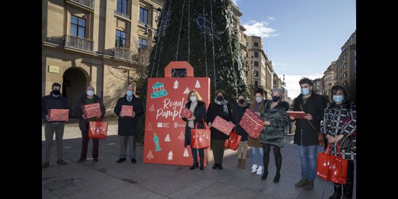 2. Papel de regalo con símbolos de Pamplona para fomentar las compras en el comercio local de la ciudad