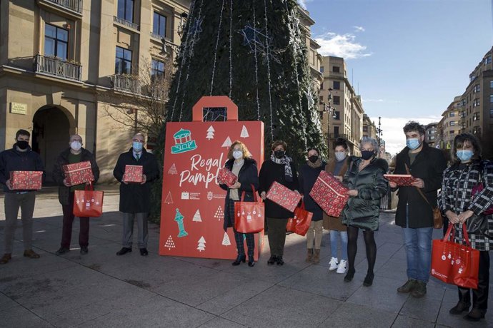 El alcalde de Pamplona, Enrique Maya, en la presentación de la campaña "Estas Navidades regala Pamplona".