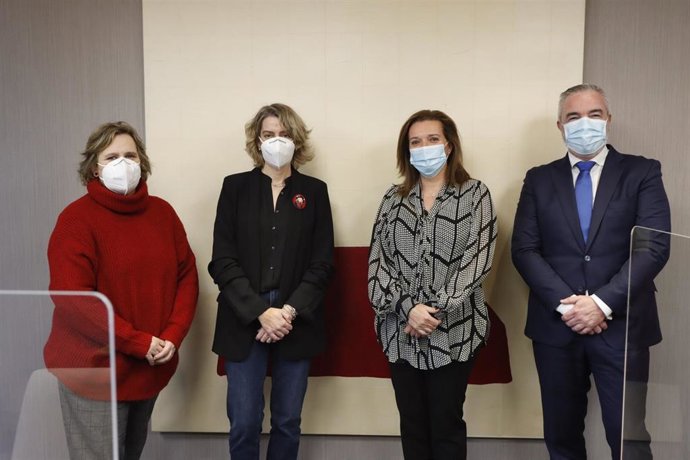 Los representantes de CaixaBank i Fademur durante la firma del acuerdo