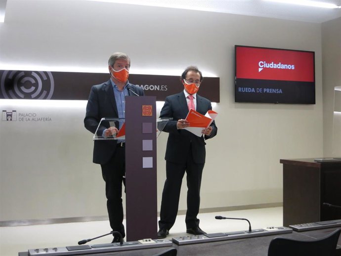 El portavoz de Ciudadanos en las Cortes de Aragón, Daniel Pérez, y el diputado portavoz de Hacienda, José Luis Saz.