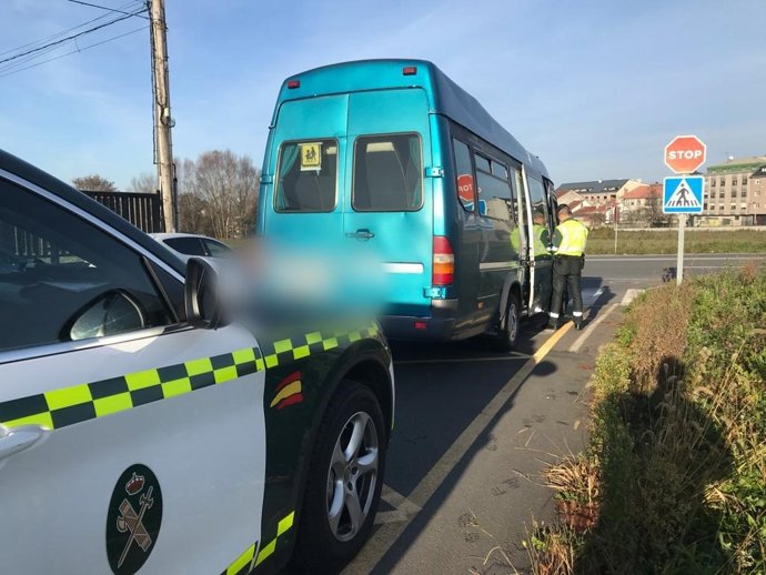 Imagen de un autobús de transporte escolar interceptado en Ordes (A Coruña)