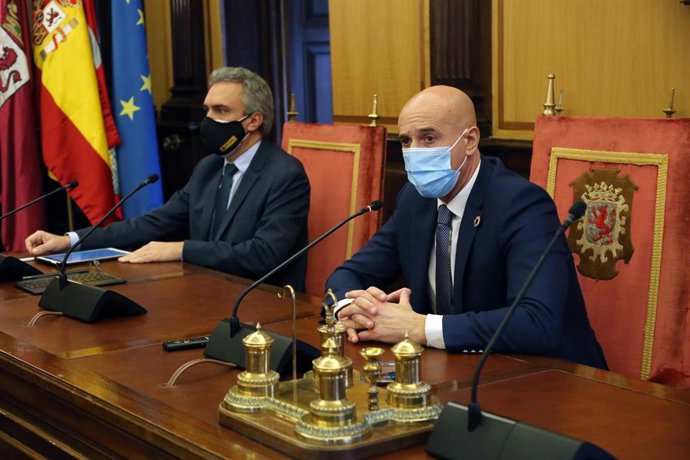 Javier Izquierdo (i) y e alcalde de León (D).