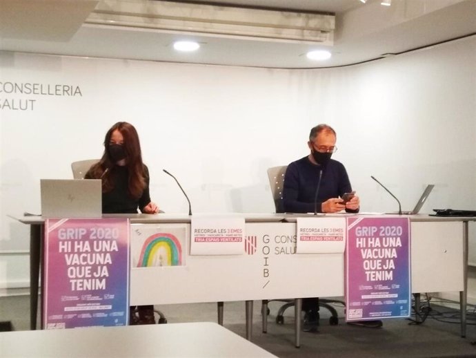 El portavoz del Comité Autonómico de Gestión de Enfermedades Infecciosas de Baleares, Javier Arranz, y la asesora técnica Margalida Frontera en rueda de prensa.