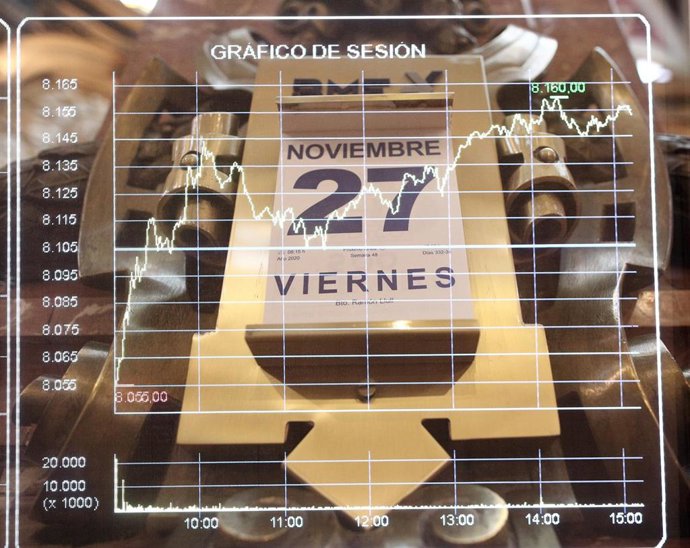 Gráfico de sesión del IBEX sobre la fecha del calendario en la Bolsa de Madrid (España), 26 de noviembre de 2020.