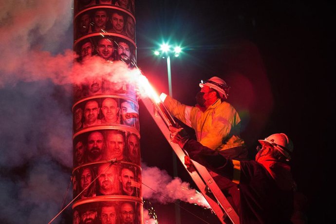 Un traballador da fábrica sostén unha bengala durante un velorio nocturno simbólico convocado pola fábrica de Alcoa, en en  San Cibrao, A Mariña, Lugo, Galicia (España), a 28 de novembro de 2020. 