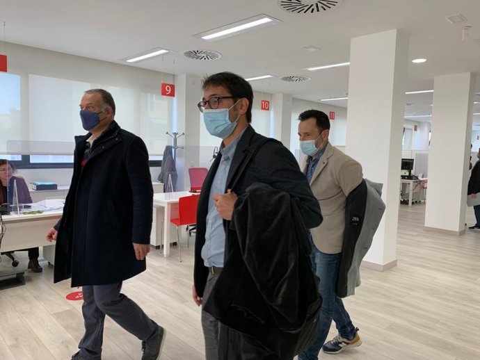 El conseller de Trabajo, Iago Negueruela, y el alcalde de Ibiza, rafel Ruiz