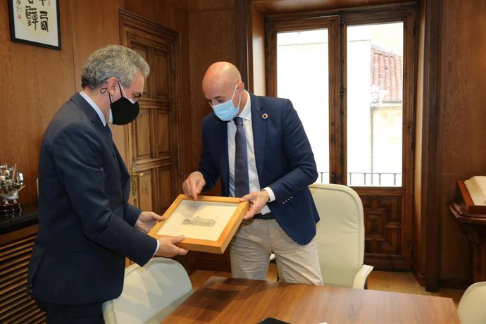 El alcalde de León, José Antonio Diez, y el delegado del Gobierno de España en Castilla y León, Javier Izquierdo, han mantenido una reunión de trabajo este martes en el Ayuntamiento de León.