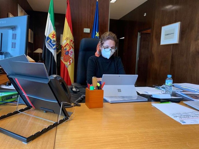 La vicepresidenta primera y consejera de Hacienda y Administración Pública de la Junta de Extremadura, Pilar Blanco-Morales, en la firma de un convenio con la Secretaria de Estado de Hacienda para el intercambio de información sobre mercado inmobiliario