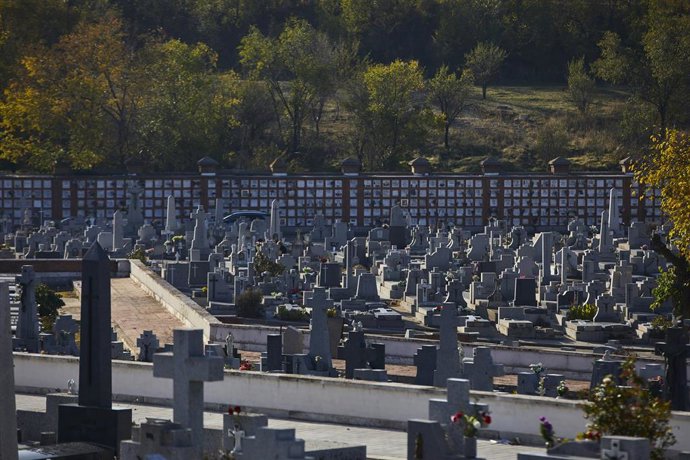 Tumbas con cruces cristianas en el recinto del Cementerio de la Almudena, en Madrid, (España), en imagen de archivo