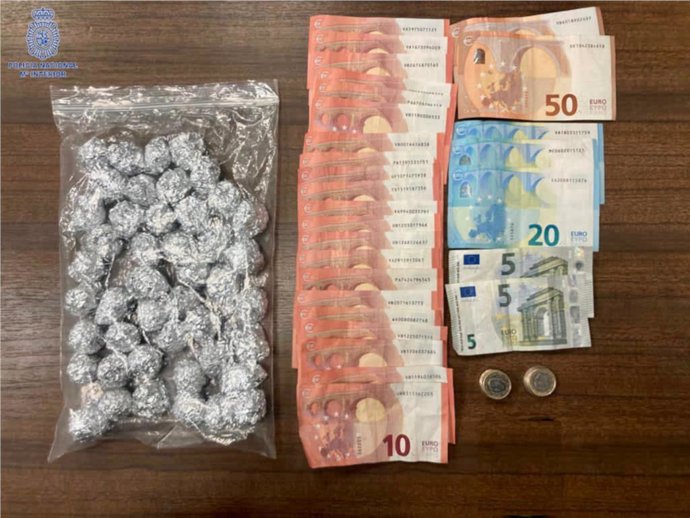 Material incautado al varón detenido en Palma como presunto autor de un delito contra la salud pública.