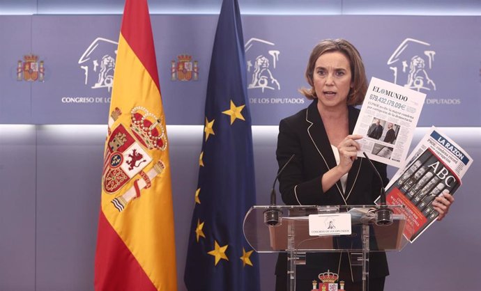 La portavoz parlamentaria del PP, Cuca Gamarra muestra varias portadas de periódicos españoles cuyos titulares condenan al PSOE por corrupción durante una rueda de prensa en el Congreso. En Madrid (España), a 15 de diciembre de 2020.