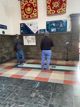 Personas conocen  la exposición sobre  la 'Operación Balmis' realizada por el Ejército durante la crisis del coronavirus