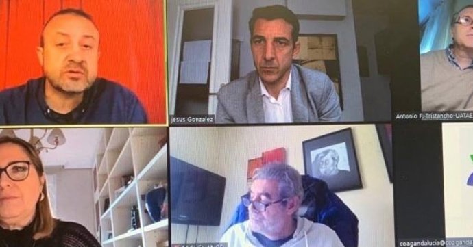 El senador onubense y portavoz de Comercio en la Comisión de Industria, Turismo y Comercio en la Cámara Alta, Jesús González Márquez, durante el encuentro con organizaciones del sector del comercio.