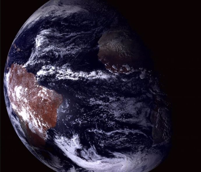Un satélite ruso registró la sombre de la Luna sobre la Tierra durante el elcipse del 14 de diciembre de 2020