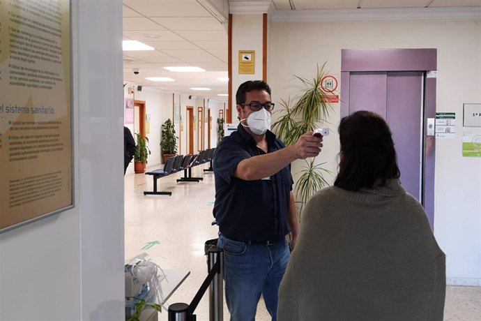 El Área Sanitaria Serranía de Málaga refuerza las medidas de seguridad frente a la Covid-19 en los centros de salud de Ronda mediante el control de accesos