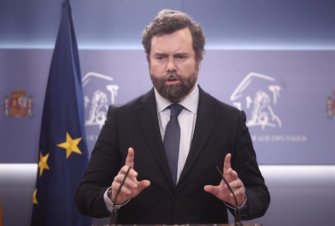 El portavoz parlamentario de Vox, Iván Espinosa de los Monteros en rueda de prensa en el Congreso de los Diputados durante la celebración de la Junta de Portavoces, en Madrid (España), a 15 de diciembre de 2020.