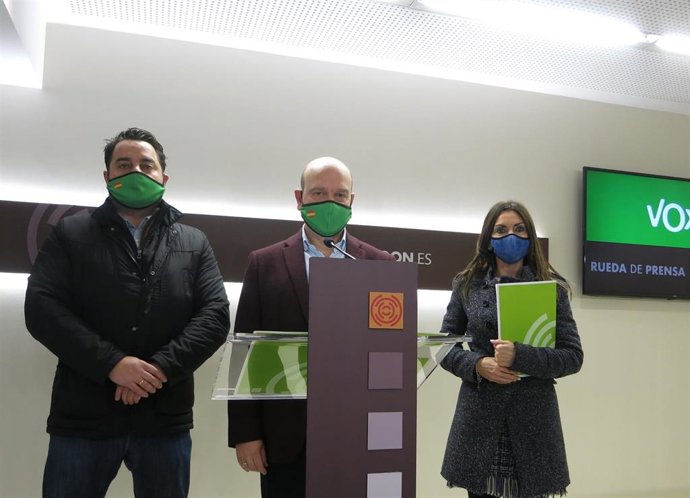 El portavoz de Vox en las Cortes de Aragón, Santiago Morón, comparece acompañado por los otros dos diputados de esta formación en esta Cámara, David Arranz y Marta Fernández.