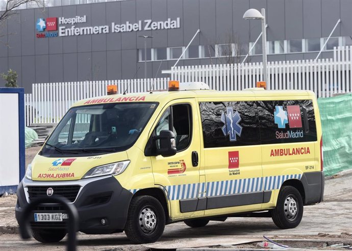 Una ambulancia sale del Hospital público Enfermera Isabel Zendal
