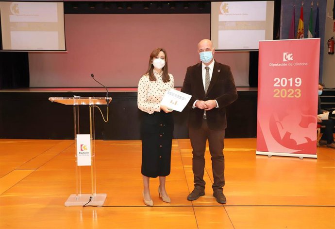 El presidente de la Diputación de Córdoba, Antonio Ruiz, y la vicepresidenta segunda de la institución provincial, Felisa Cañete, presentan el proyecto de Presupuestos 2021