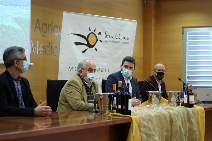 El consejero Antonio Luengo, acompañado de representantes de las DO de Jumilla, Yecla y Bullas, durante la presentación de la campaña de promoción de los vinos de uva monastrell de la Región de Murcia.