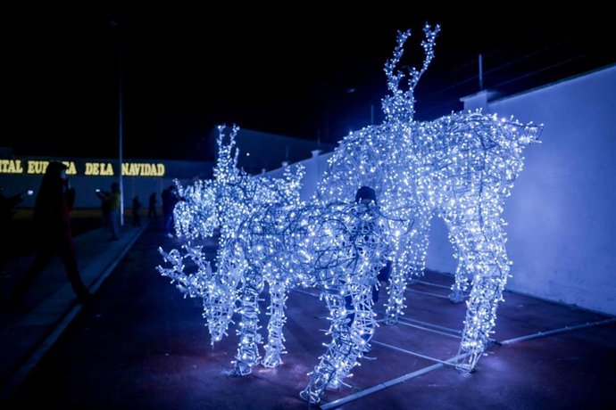 Figuras de renos iluminadas en Torrejón de Ardoz (Madrid), capital europea de la Navidad, inaugura el encendido navideño con un espectáculo de luz único en toda España con más de 50 actividades y espectáculos, a 23 de noviembre de 2019.
