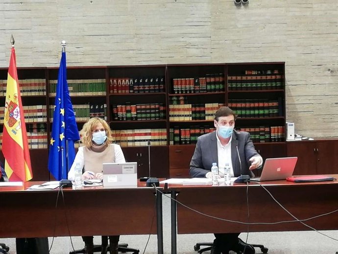 La directora general de Personal Docente, Ana Martín, y el secretario general de Educación, Francisco Javier Amaya, en la Mesa Sectorial de Educación