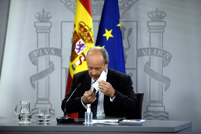 El ministro de Justicia, Juan Carlos Campo, se dispone a comparecer en rueda de prensa posterior al Consejo de Ministros celebrado en Moncloa, en Madrid (España), a 15 de diciembre de 2020.