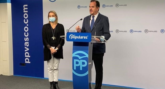 El presidente del PP vasco, Carlos Iturgaiz, junto a la presidenta de los populares vizcaínos, Raquel González