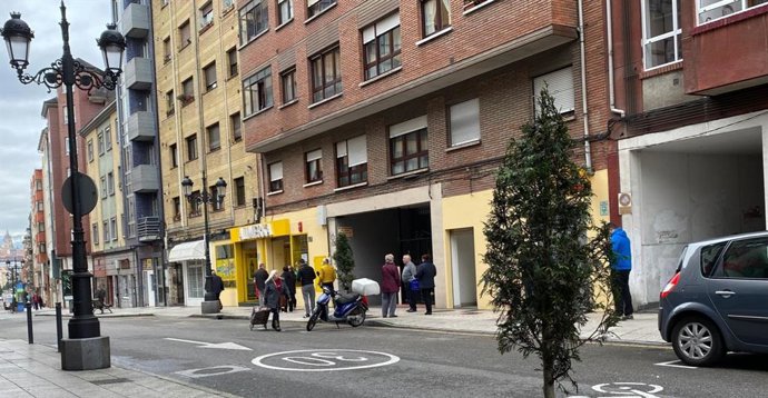 Clientes esperando para entrar en Alimerka, en una imagen de archivo
