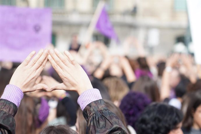 Participantes en la manifestación celebrada en el marco del Día Internacional de la Mujer levantan las manos en Bilbao, a 8 de marzo de 2020.