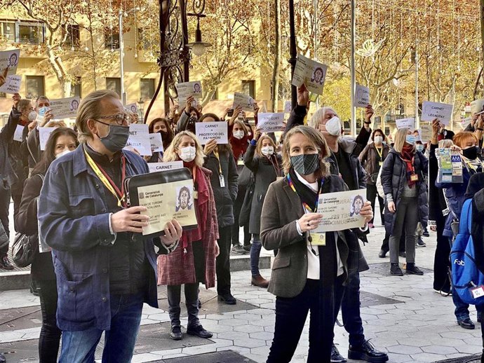 Un centenar de trabajadores del sector de guías turísticos se ha concentrado este martes ante el Palau Robert de Barcelona para interpelar a la Conselleria de Empresa de la Generalitat, el 15 de diciembre de 2020.