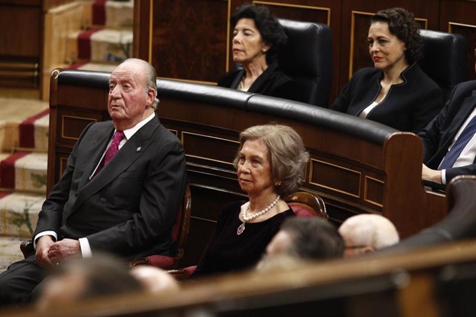 Los reyes eméritos don Juan Carlos y doña Sofía, en el Congreso de los Diputados, en el acto conmemorativo del 40 aniversario de la Constitución de 1978.  