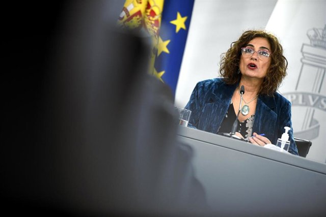 La ministra portavoz y de Hacienda, María Jesús Montero, comparece en rueda de prensa posterior al Consejo de Ministros celebrado en Moncloa, en Madrid (España), a 15 de diciembre de 2020.