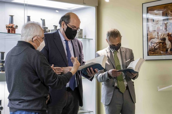 Ignacio Francia (i), periodista y comisario de la muestra, José Ramón González García, director general de Políticas Culturales de la Junta de Castilla y León, Ricardo Rivero, rector de la Universidad de Salamanca.