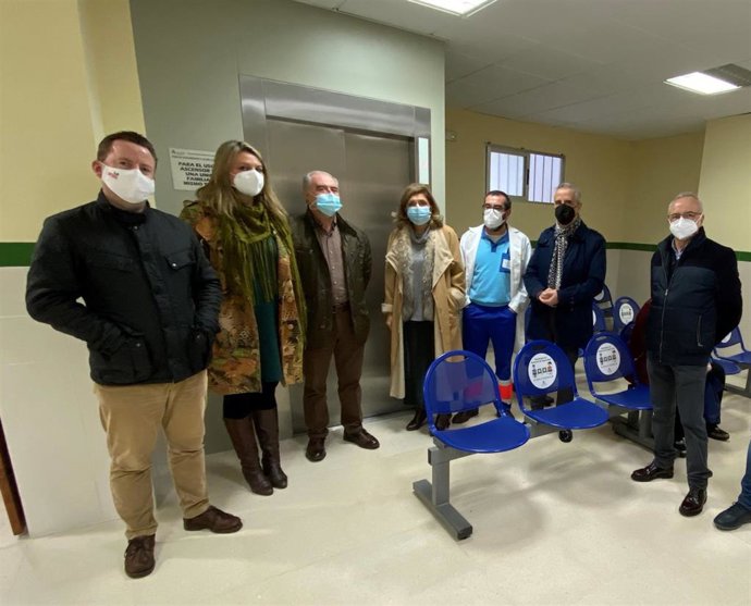 Botella (centro), junto al nuevo ascensor.