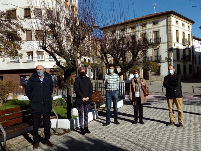 La consejera Esnaola, el alcalde de Alsasua, Javier Ollo, y acompañantes en la presentación del proyecto de restauración de la torre Basaluce.