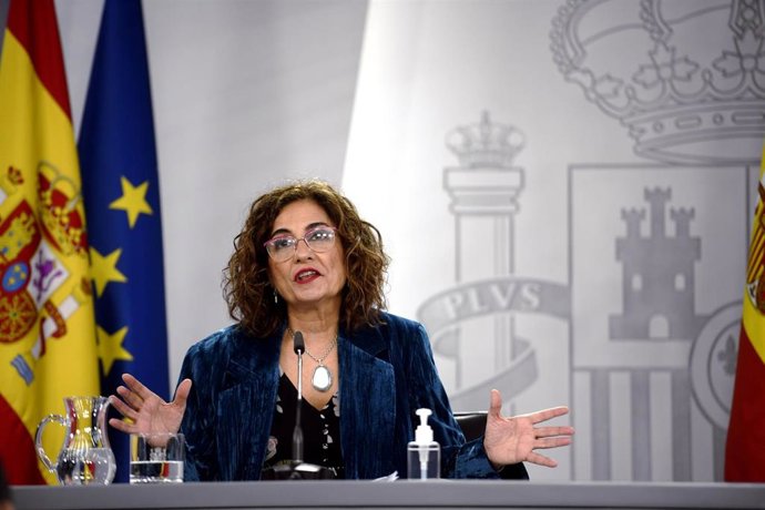 La ministra portavoz y de Hacienda, María Jesús Montero, comparece en rueda de prensa posterior al Consejo de Ministros celebrado en Moncloa, en Madrid (España), a 15 de diciembre de 2020.