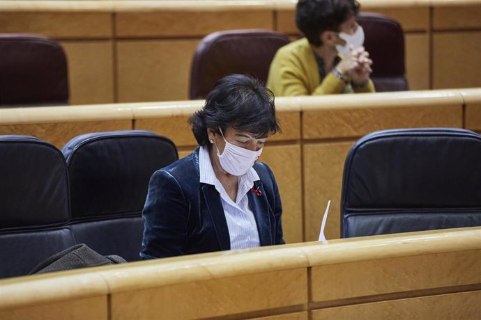 La ministra de Educación y Formación Profesional, Isabel Celaá, durante una sesión de control al Gobierno en el Senado, en Madrid (España), a 1 de diciembre de 2020. 