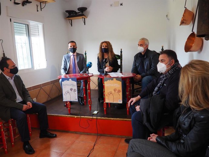 El delegado territorial de Turismo, Javier Millán (Cs), y la delegada municipal de Turismo, Rosa Carro (Cs), han presentado esta mañana el evento en pleno corazón del barrio del Castillo de Alcalá de Guadaíra junto al director David Troncoso.
